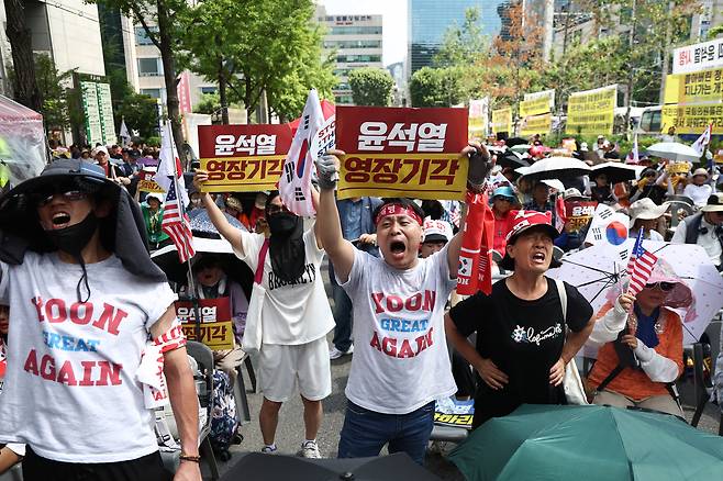 Supporters of former President Yoon Suk Yeol hold a rally outside the Seoul Central District Court in southern Seoul on Wednesday as the court reviews a special prosecutor's request for arrest of Yoon. (Yonhap)