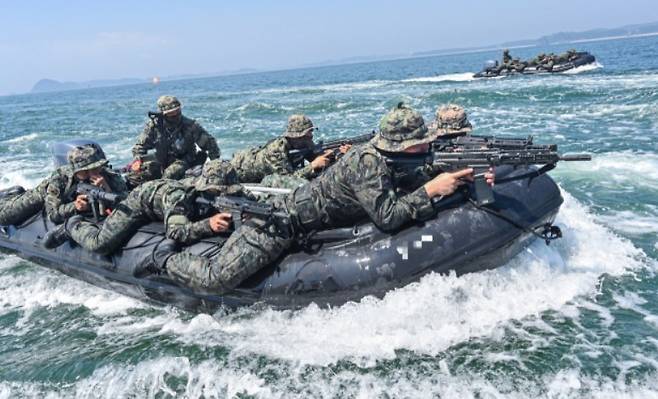 귀성부대 특전대원들이 고무보트를 활용한 해상고속침투 훈련을 실시하는 모습. 육군 제공