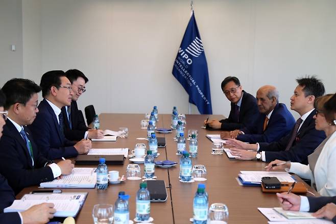 다렌 탕 WIPO 사무총장과 회담 중인 김완기 특허청장(왼쪽 가운데). 특허청