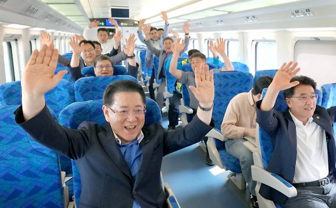 김영록 전남도지사(왼쪽)와 김태균 전남도의회 의장(오른쪽) 등이 10일 오후, 오는 9월 개통 예정인 전남남해선 '목포~보성' 구간의 영업시운전 열차 출발을 축하하며 관계자들과 환호하고 있다. /전남도