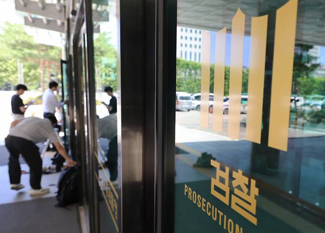 법원의 구속영장 발부로 윤석열 전 대통령이 재구속된 다음 날인 10일 내란특검이 위치한 서울 서초구 서울고등검찰청으로 관계자들이 출입하고 있다. 연합뉴스