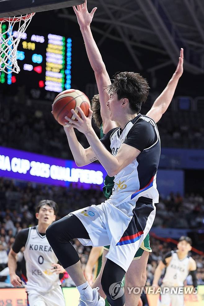 2024년 11월24일 고양소노아레나에서 열린 2025 국제농구연맹(FIBA) 아시아컵 예선 4차전 한국과 호주의 경기에서 한국 이현중(일라와라)이 더블클러치하고 있다. 연합뉴스