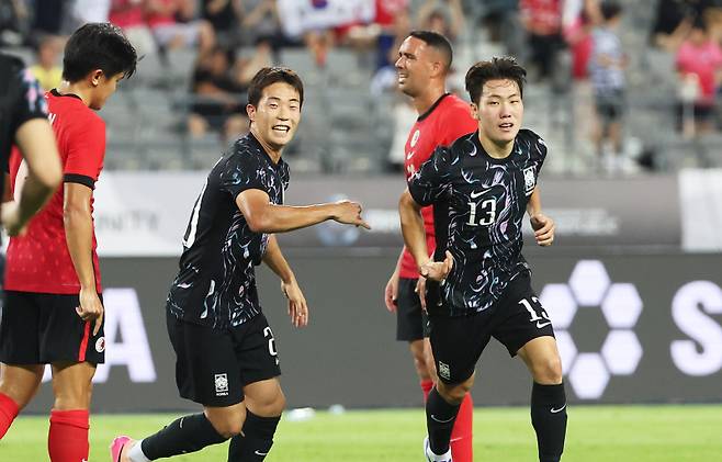 강상윤(오른쪽)이 11일 오후 8시 용인미르스타디움에서 열린 ‘2025 동아시아축구연맹(EAFF) 동아시안컵’ 홍콩과 경기에서 골을 터뜨린 뒤 기뻐하고 있다. 연합뉴스