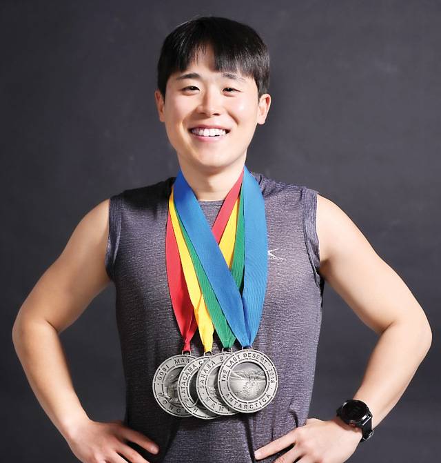 과거 유씨가 '극지 마라톤'에서 거머쥔 메달들을 목에 걸고 포즈를 취한 장면. 유씨 제공