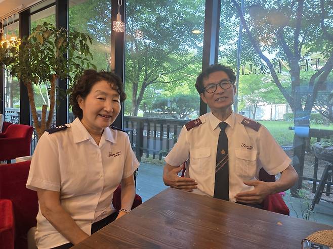 구세군 제원영문에서 시무하는 김종익 사관(오른쪽)과 아내 윤명옥 사모가 지난 7일 충남 공주교도소 인근 한 교회 카페에서 교정 사역에 대해 이야기하고 있다.