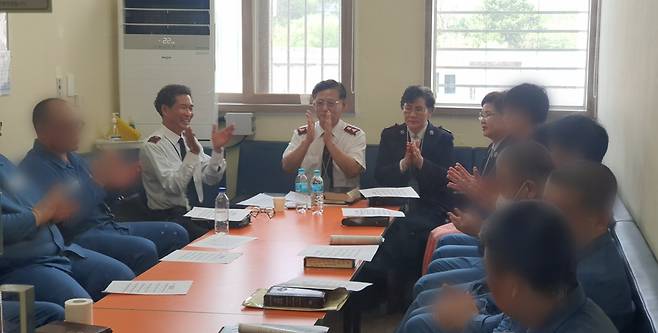 김종익 사관이 최근 대전교도소에서 재소자들과 함께 간식을 나누며 이야기를 나누고 있다. 김 사관 제공