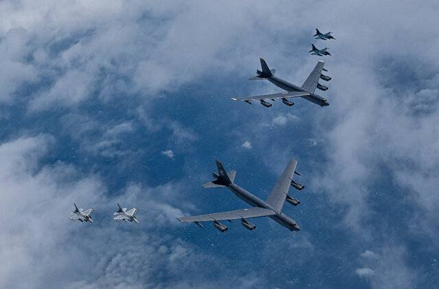 공군 KF-16 전투기가 미국 B-52H 전략폭격기, 일본 항공자위대 F-2 전투기 등과 함께 11일 제주도 남방 공해상에서 공중훈련을 실시하고 있다. B-52H 전략폭격기의 한반도 전개는 올해 들어 처음이다. 국방부 제공