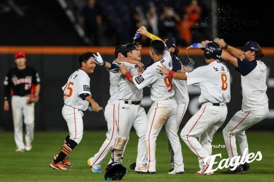 문현빈이 끝내기 안타를 친 후 동료들의 축하를 받고 있다. [한화 제공]