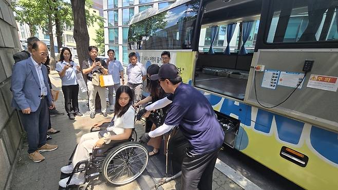 참석자들이 휠체어의 서울다누림버스 탑승 시연 현장을 보고 있다 / 사진=서울관광재단
