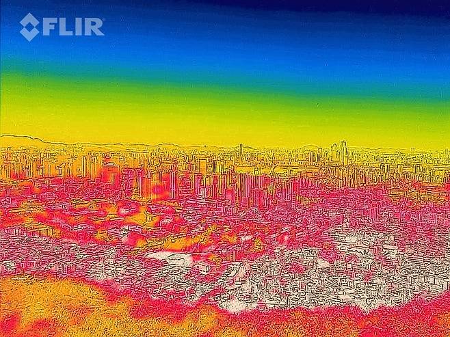 불타는 서울 폭염이 계속되는 11일 서울 남산에서 열화상 카메라로 촬영한 시내 모습. 사진 속 높은 온도는 붉은색으로, 낮은 온도는 푸른색으로 표시된다. [연합뉴스]