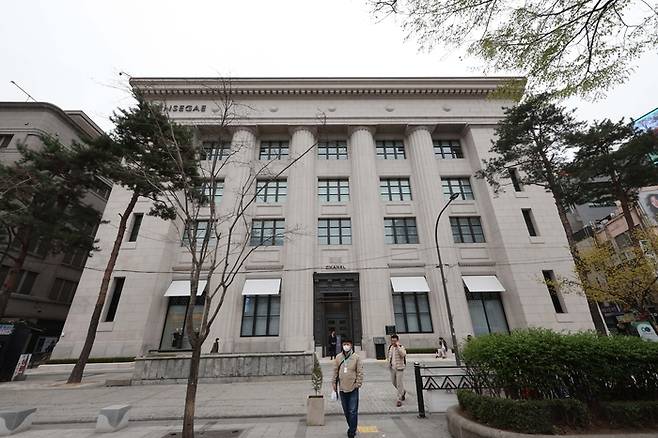 신세계백화점이 옛 제일은행 본점을 매입해 10년간 쇼핑과 문화의 복합 공간으로 공들여 단장한 ‘더 헤리티지’ 전경. [한주형 기자]