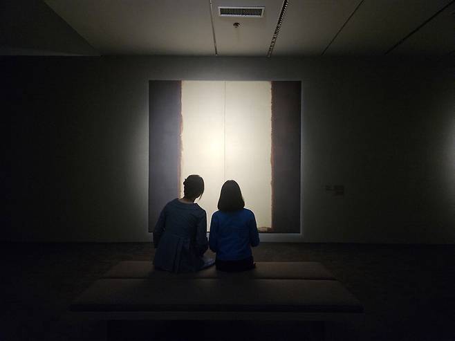 마대 위에 검은 형상으로 인간의 고통·숭고를 그렸던 윤형근 작가의 방. 송경은 기자