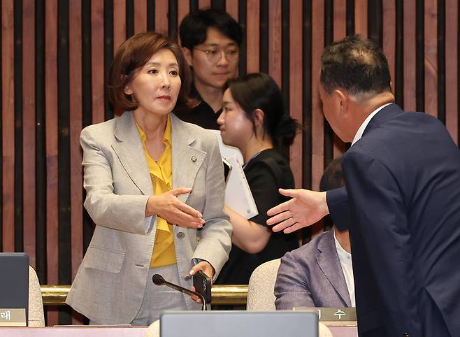 나경원 국민의힘 의원이 지난 9일 서울 여의도 국회에서 열린 의원총회에 참석하고 있다. [사진 출처 = 연합뉴스]