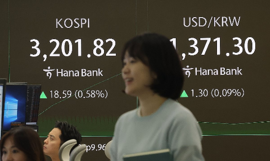 코스피가 장중 3200을 돌파하며 연고점을 경신한 11일 오전 서울 중구 하나은행 본점 딜링룸에서 딜러가 업무를 보고 있다.(사진=연합뉴스)