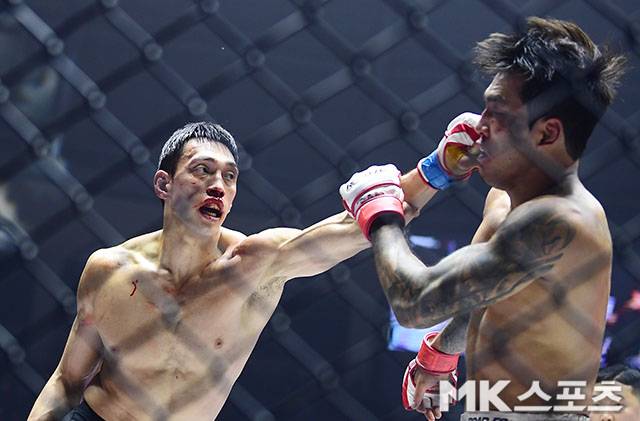 윤태영이 2025년 6월 서울특별시 중구 장충체육관 로드FC73 2부 제4경기 웰터급 5분×3라운드에서 박시원을 공격하고 있다. 박시원은 제4대 로드FC 라이트급 챔피언을 지냈다. 사진(서울 장충동)=김영구 기자