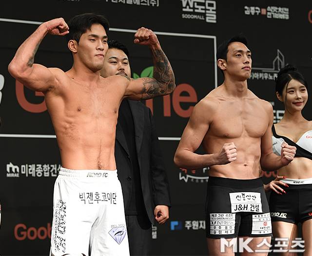 박시원과 윤태영이 2025년 6월 스위스그랜드호텔 서울컨벤션센터 로드FC73 2부 제4경기 공개 계체 촬영을 하고 있다. 박시원은 제4대 로드FC 라이트급 챔피언을 지냈다. 사진(서울 홍은동)=천정환 기자