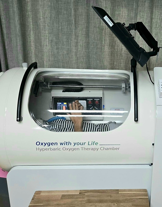 제4대 로드FC 라이트급 챔피언 박시원이 2025년 7월 고압산소치료를 받고 있다. 박시원은 6월 로드FC 73 웰터급 경기에서 발목을 다쳤다. 사진@parksirong