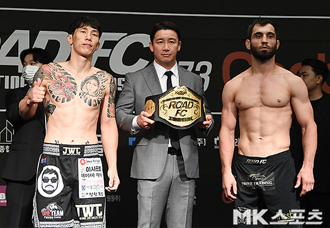 멘겐초오시 난딘예르데네와 카밀 마고메도프가 2025년 6월 스위스그랜드호텔 서울컨벤션센터 제2회 글로벌 토너먼트 결승전 및 제6대 로드FC 라이트급 챔피언결정전 공개 계체 촬영을 하고 있다. 가운데는 대한MMA총협회 정문홍 회장. 사진(서울 홍은동)=천정환 기자