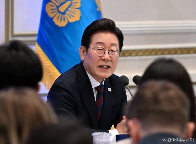 이재명 대통령이 3일 청와대 영빈관에서 열린 ‘대통령의 30일, 언론이 묻고 국민에게 답하다’ 기자회견에서 발언하고 있다. /사진=ⓒ AFP=뉴스1  Copyright (C) 뉴스1. All rights reserved. 무단 전재 및 재배포,  AI학습 이용 금지.