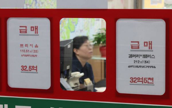 [서울=뉴시스] 황준선 기자 = 7일 서울 시내 한 부동산 중개업소의 급매 매물 광고가 게사돼 있다.  부동산 전문업체 리얼투데이에 따르면 정부의 대출 규제가 시행된 지난달 27일부터 이달 3일까지 서울 아파트 거래량은 총 577건으로 규제 직전 일주일간(6월 20~26일) 거래량이 1629건이던 것에 비해 64.6%(1052건) 감소한 것으로 나타났다. 2025.07.07. hwang@newsis.com /사진=황준선