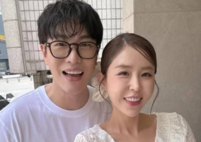 가수 신지의 남자친구 문원을 향한 눈초리가 여전히 곱지 않다. 일각에서는 문원이 신지에게 금전적인 도움을 받고 있다는 의혹도 나왔지만, 이는 사실이 아닌 것으로 전해졌다. /사진=신지 인스타그램 캡처