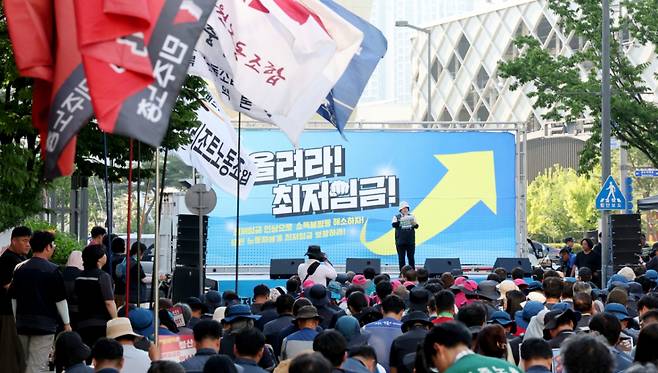 민주노총 조합원들이 3일 오후 최저임금위원회 9차 전원회의가 열리고 있는 세종시 정부세종청사 고용노동부 앞에서 결의대회를 열고  최저임금 인상을 촉구하고 있다. 2025.7.3/뉴스1  Copyright (C) 뉴스1. All rights reserved. 무단 전재 및 재배포,  AI학습 이용 금지. /사진=뉴스1