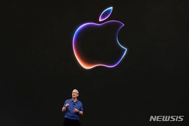 [쿠퍼티노=AP/뉴시스] 팀 쿡 애플 최고경영자(CEO)가 지난해 6월 10일(현지시각) 캘리포니아 쿠퍼티노 애플 캠퍼스에서 열린 세계개발자회의(WWDC) 2024에서 발표하고 있다. 2024.06.11.