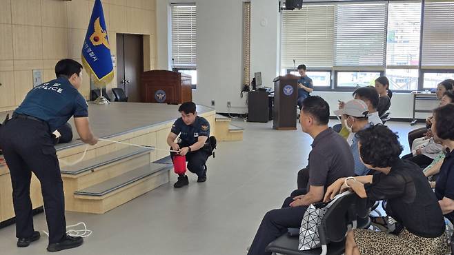 10일 오후 서울 관악경찰서에서 경찰관들이 구명로프를 이용해 물에 빠진 사람을 구조하는 시범을 보이고 있다./사진제공=관악경찰서.