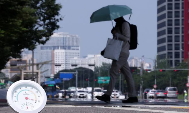 양산은 필수. 사진은 지난 8일 근대적인 기상관측을 시작한 이래 7월 상순 기온으론 역대 최고치를 기록한 가운데 서울 영등포구 여의도 일대 뜨겁게 달궈진 아스팔트 위로 아지랑이가 피어오르는 장면. /사진=뉴스1