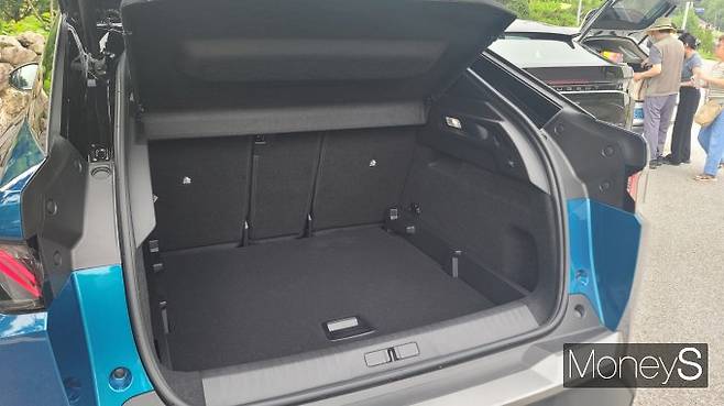 푸조 '올 뉴 3008 스마트 하이브리드'의 트렁크는 기본 588ℓ, 40대20대40으로 분할 가능한 뒷좌석 폴딩 시 최대 1663ℓ의 적재 공간이 확보된다. /사진=김창성 기자