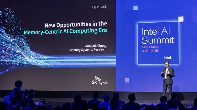 정우석 SK하이닉스 부사장이 지난 1일 서울 강남구 그랜드 인터콘티넨탈 파르나스에서 열린 ‘2025 인텔 인공지능(AI) 서밋 서울’에서 기조연설하고 있다. 연합뉴스