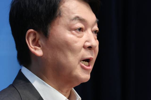 국민의힘 혁신위원장을 맡은 안철수 의원이 7일 서울 여의도 국회 소통관에서 위원장을 사퇴하고 전당대회 출마 의사를 밝히는 기자회견을 하고 있다. 연합뉴스