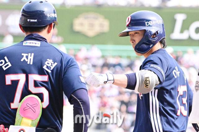 두산 이유찬이 23일 인천 SSG랜더스필드에서 진행된 ‘2025 신한 SOL BANK KBO리그’ 두산-SSG의 경기 4회초 적시타를 때린 뒤 기뻐하고 있다./마이데일리