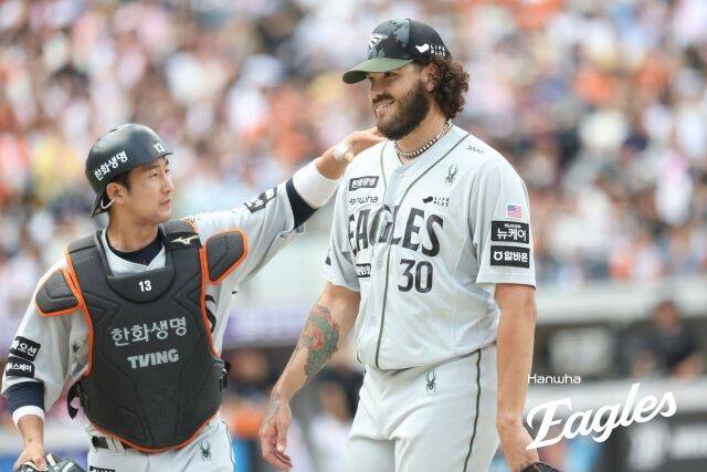 최재훈과 코디 폰세(우측부터)./한화 이글스