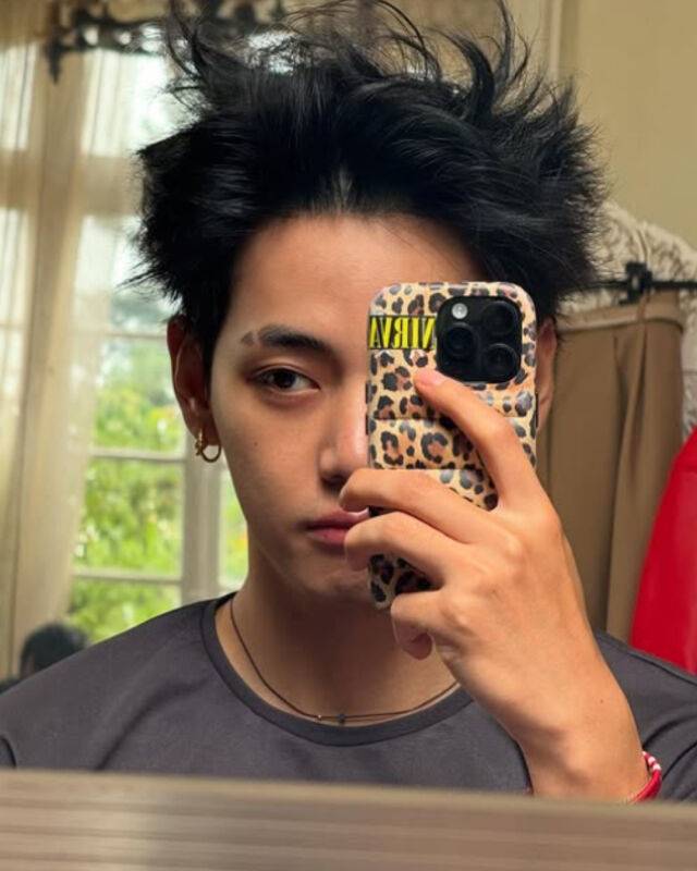 방탄소년단(BTS) 뷔가 프랑스 파리에서 독특한 헤어스타일을 하고 사진을 찍고 있다. / 뷔 개인 인스타그램