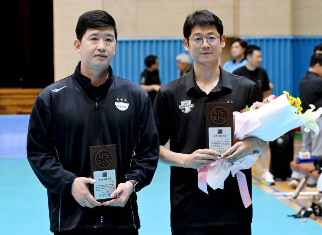 감독상을 수상한 GS칼텍스 박우철 코치(왼쪽)와 현대캐피탈 바박종영 코치./KOVO