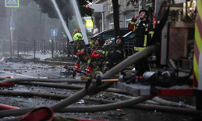 10일(현지시간) 우크라이나 키이우 지역에서 러시아의 드론 공격 이후 소방관들이 화재를 진압하고 있다. [UPI]