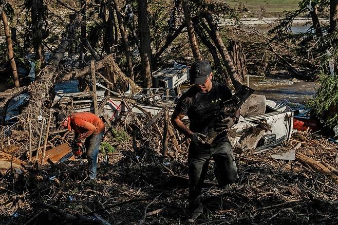 홍수 참사가 발생한 미 텍사스주 과달루페 강 일대에서 지난 8일(현지시간) 구조대원들이 현장을 정리하고 있다. [AFP]