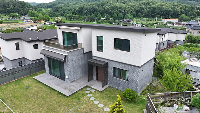 경기도 광주시 도척면 방도리 일원에 위치한 한 전원주택 4채가 오는 21일 경매서 매각을 진행한다. 안경찬 PD