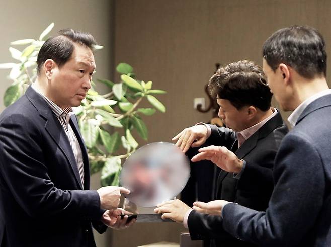 최태원 SK그룹 회장이 지난해 1월 SK하이닉스 이천캠퍼스 R&D센터에서 경영진에게 HBM웨이퍼와 패키지에 대한 설명을 듣고 있다. 왼쪽부터 최태원 회장, 곽노정 SK하이닉스 대표이사 사장, 최우진 SK하이닉스 P&T 담당. [SK 제공]