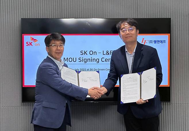 신영기(왼쪽) SK온 구매본부장과 이병희 엘앤에프 최고운영책임자(COO)가 10일 오후 서울 종로구 SK온 그린캠퍼스에서 북미 지역 LFP 배터리 양극재 공급을 위한 업무협약(MOU) 체결 후 기념 촬영에 임하고 있다. [SK온 제공]
