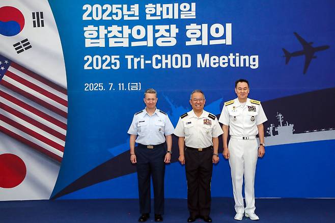 김명수 합참의장과 댄 케인 미 합참의장, 요시다 요시히데 일본 통합막료장은 11일 서울 용산 합동참모본부 청사에서 합참의장회의(Tri-CHOD)를 개최했다. [합참 제공]