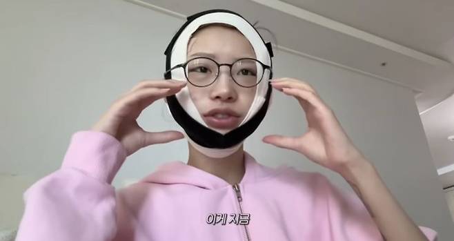 [서울=뉴시스] 최준희가 지난 8일 유튜브 채널 '준희'에  안면 윤곽, 눈 밑 뒷트임 성형수술 후기를 밝혔다. (사진=유튜브 채널 '준희' 캡처) 2025.07.11. photo@newsis.com *재판매 및 DB 금지