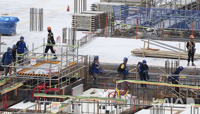 [서울=뉴시스] 김근수 기자 = 연일 폭염이 지속되는 가운데 9일 서울 시내의 건설현장 노동자들이 건축자재를 나르고 있다. 2025.07.09. ks@newsis.com