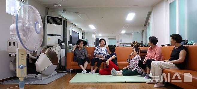 [서울=뉴시스] 김선웅 기자 = 전국 대부분 지역에 체감온도가 33도를 넘어서는 등 서울 전역에 폭염주의보가 발령된 30일 오후 서울 시내의 한 무더위쉼터에서 어르신들이 더위를 피하고 있다. 2025.06.30. mangusta@newsis.com