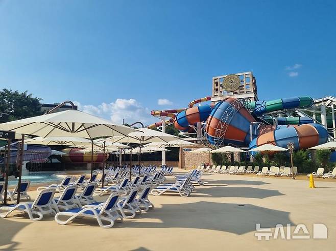 [의정부=뉴시스] 김도희 기자=5년 만에 재개장한 아일랜드 캐슬 워터파크 내부에 갖춰진 썬베드와 슬라이드 모습. 2025.07.10. kdh@newsis.com