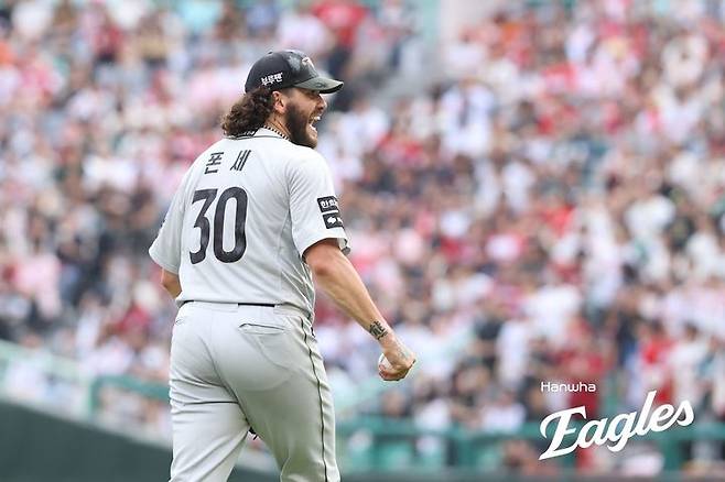 [서울=뉴시스] 프로야구 한화 이글스 코디 폰세가 28일 인천 SSG랜더스필드에서 열린 2025 신한 쏠뱅크 KBO리그 SSG 랜더스와의 경기에서 아웃카운트를 잡은 뒤 포효하고 있다. (사진=한화 이글스 제공) 2025.06.28.