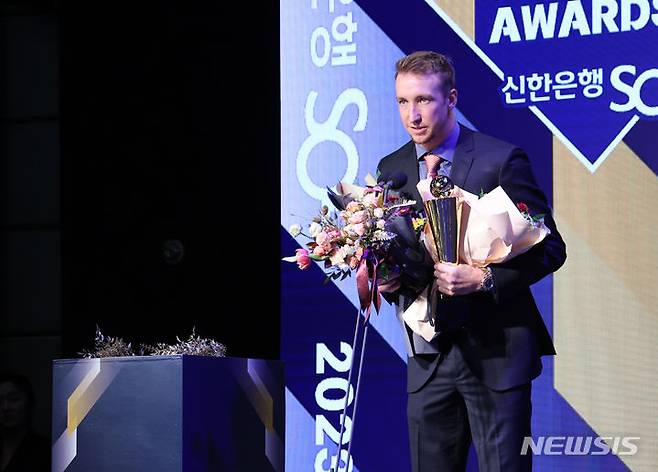 [서울=뉴시스] 고승민 기자 = 2023년 11월27일 서울 웨스틴조선호텔 서울에서 열린 2023 신한은행 SOL KBO 시상식에서 NC 페디가 MVP상을 수상한 뒤 소감을 밝히고 있다. 2023.11.27. kkssmm99@newsis.com