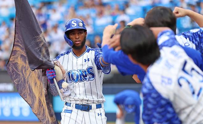 [서울=뉴시스] 프로야구 삼성 라이온즈 디아즈가 6월6일 대구삼성라이온즈파크에서 열린 2025 신한 쏠뱅크 KBO리그 NC 다이노스와의 경기에서 홈런을 친 뒤 세리머니를 펼치고 있다. (사진=삼성 라이온즈 제공) 2025.06.06. *재판매 및 DB 금지