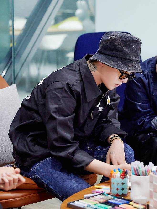 [서울=뉴시스] IPX(구 라인프렌즈)가 갤럭시코퍼레이션 소속 아티스트 지드래곤과 손잡고 아티스트 정체성을 담은 캐릭터 지식재산(IP) '조앤프렌즈(ZO&FRIENDS)'를 공개했다고 11일 밝혔다. IP 제작에 참여한 지드래곤(사진) (사진=IPX 제공) *재판매 및 DB 금지